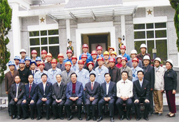 2004年10月，中共中央政治局常委、 國(guó)家副主席曾慶紅（第一排中）視察中國(guó)